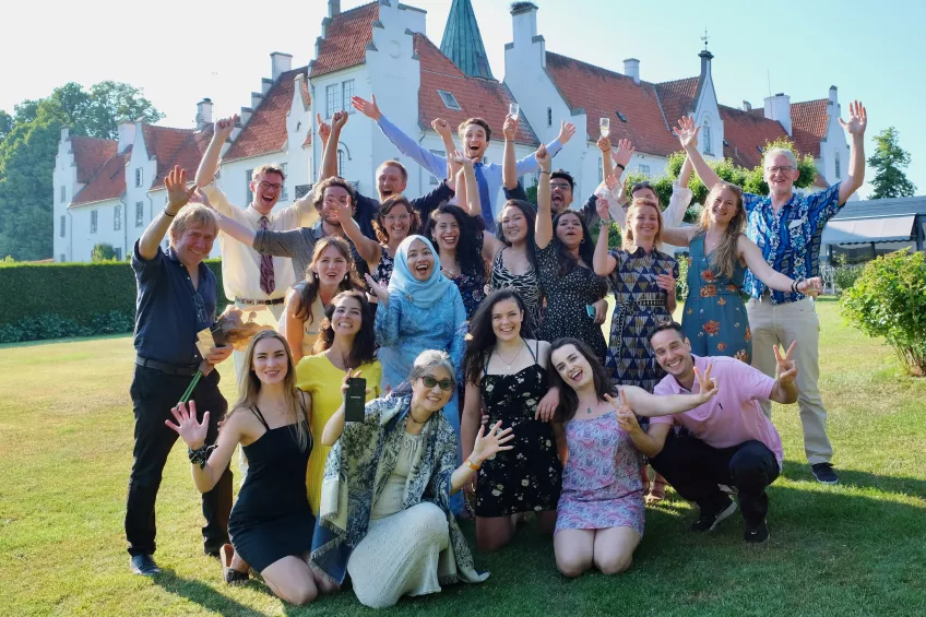 Happy students and teachers on the grass outside the caste of Bosjökloster. Photo. 